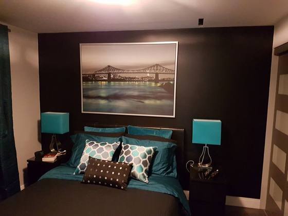 Chambre principale avec mur d'accent foncé