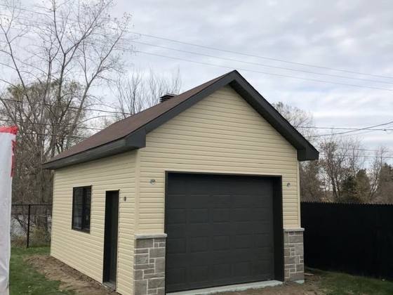 Garage détaché neuf avec revêtement et porte