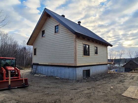 Maison avec revêtement et toiture terminés