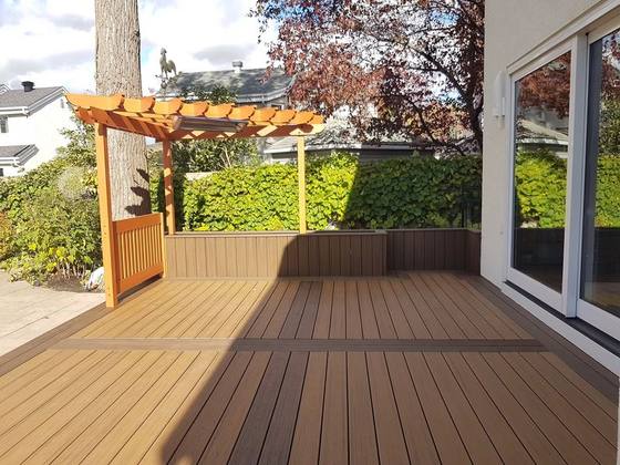 Patio en composite avec pergola de cèdre