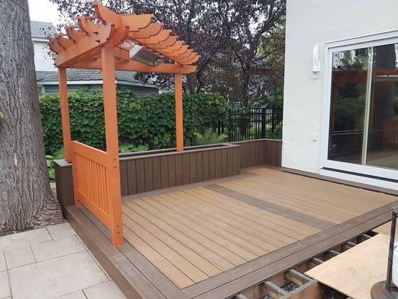 Terrasse en composite avec banc intégré et pergola