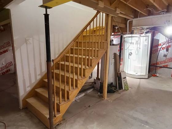 Escalier de bois installé dans le sous-sol