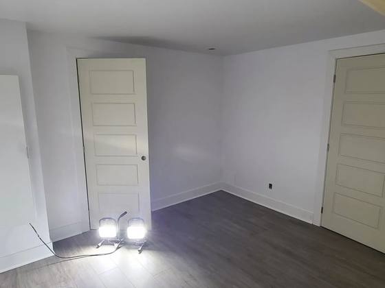 Corridor du sous-sol avec portes et éclairage encastré