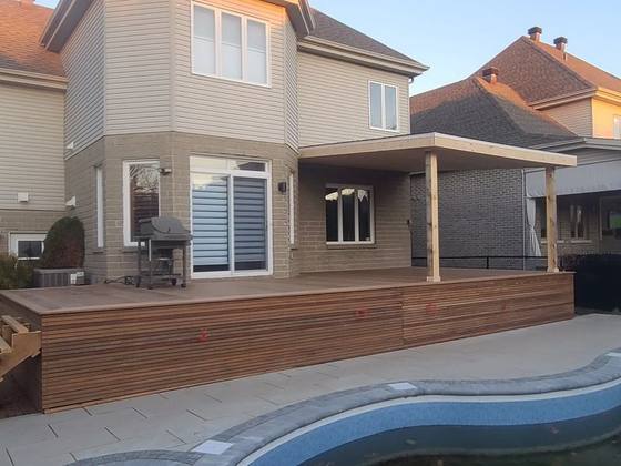 Vue d'ensemble de la maison avec sa terrasse et sa piscine